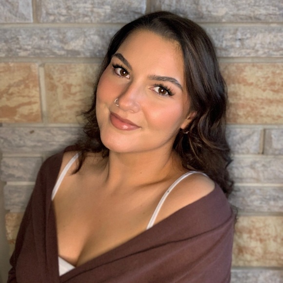 Meet your Posher, Dominique - Picture 1 of 7